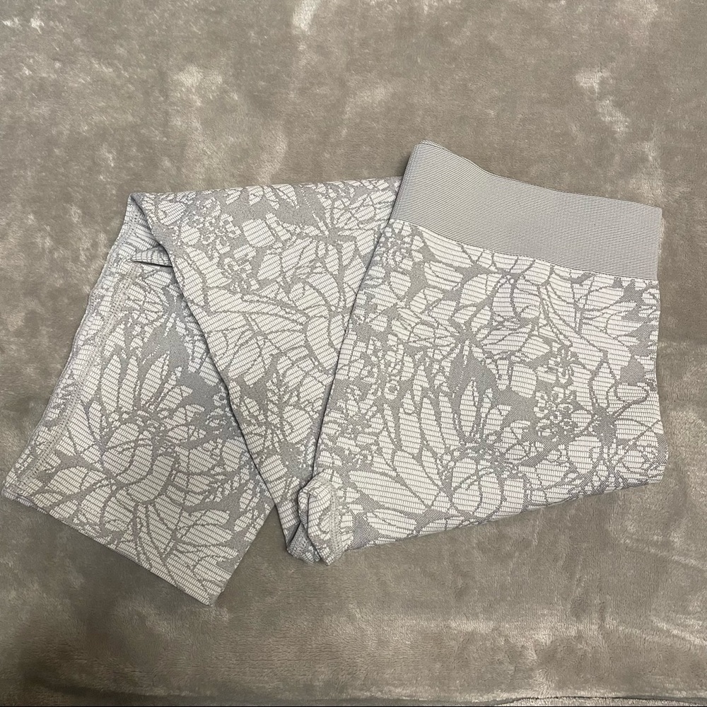 Fabletics‎ women’s Sebastian seamless floral white and grey cropped leggings